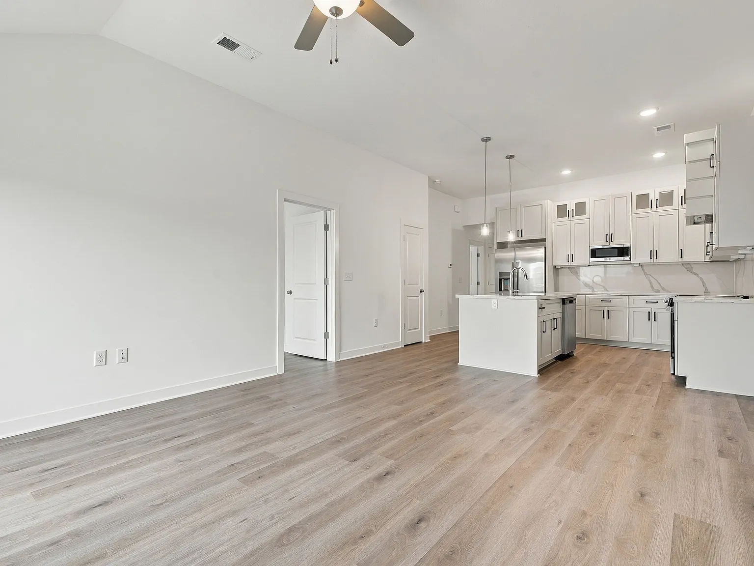 3 bed, 1273 sqft, $2,200 — Photo 4
