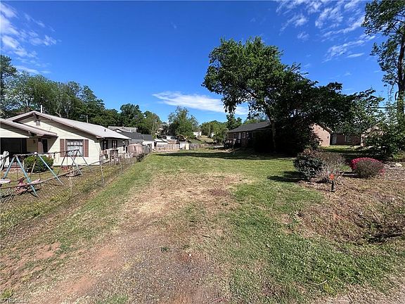 3rd image of 320 Coltrane Ave