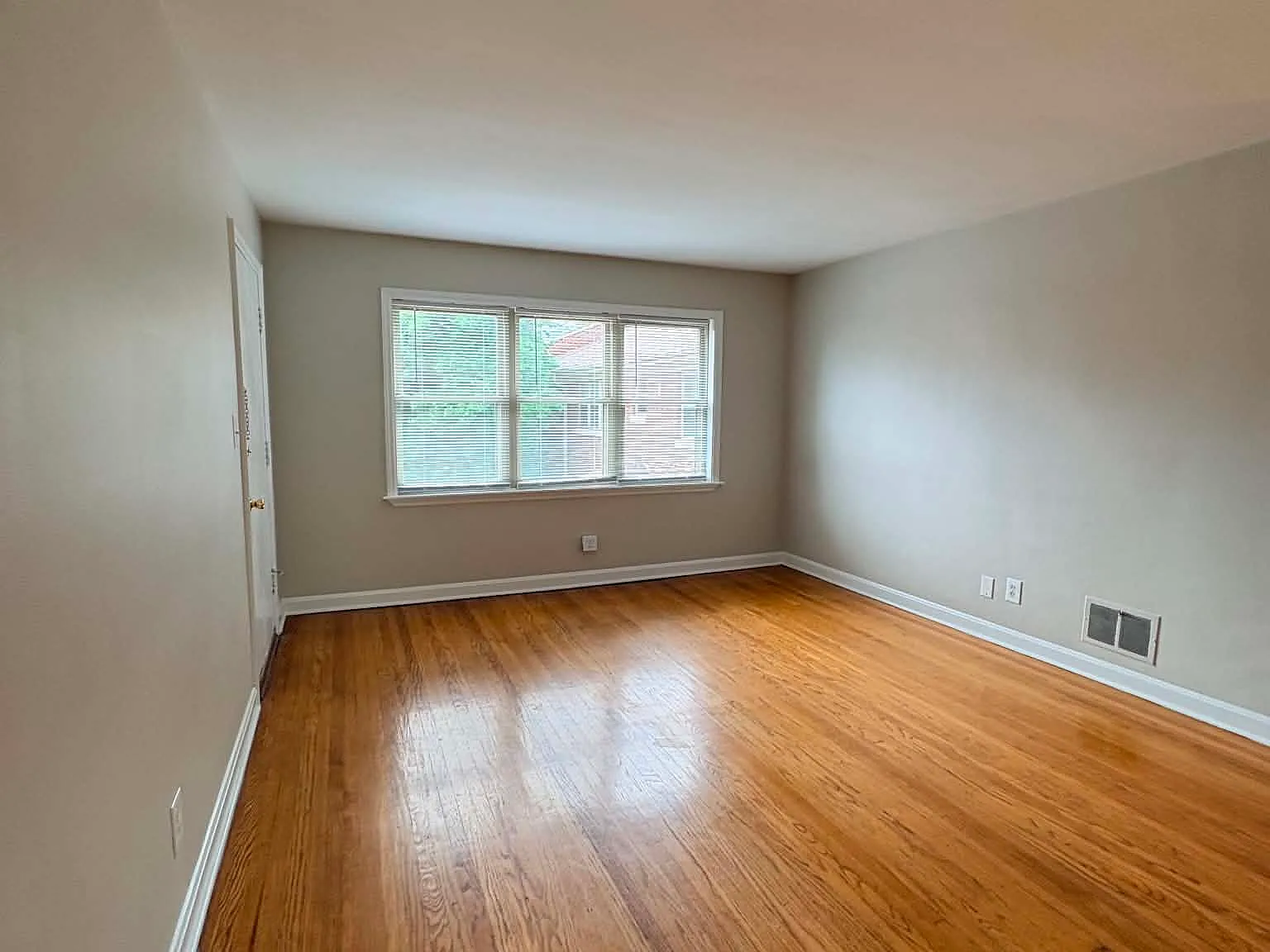 2 bed, 800 sqft, $1,100 — Photo 2