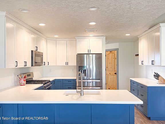 4th image of 1050 Clover Ln