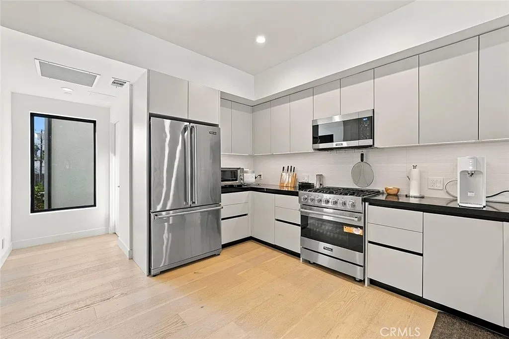 3 bed, 4.5 bath, 2537 sqft, $6,600 — Photo 2