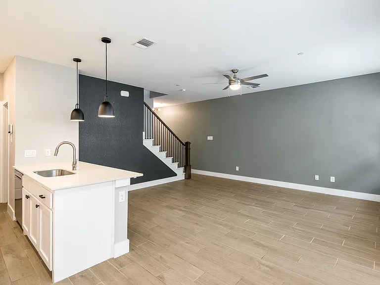 2133 Lovedale Ave #204 — Photo 4