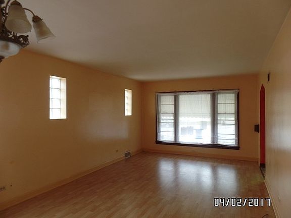 3rd image of 10210 Belmont Ave