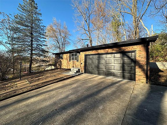 3rd image of 27 Montclair Dr