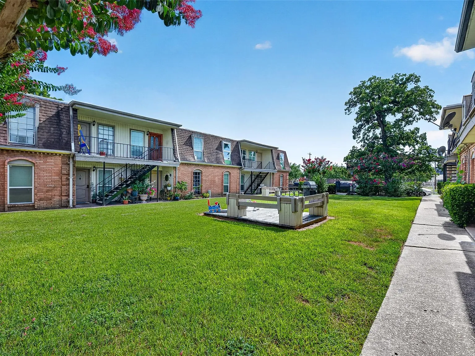 2 bed, 2.0 bath, 904 sqft, $1,400 — Photo 3