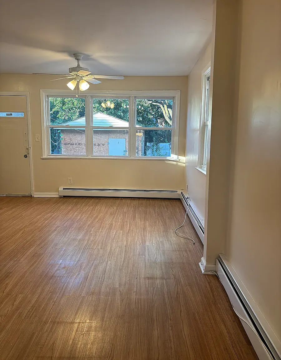 3 bed, 1000 sqft, $2,500 — Photo 2