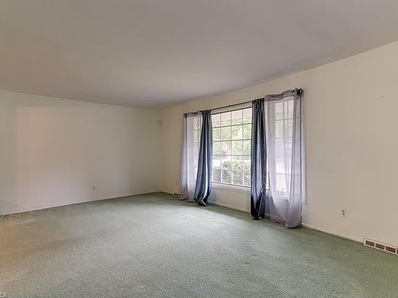 3rd image of 5260 Hickory Dr