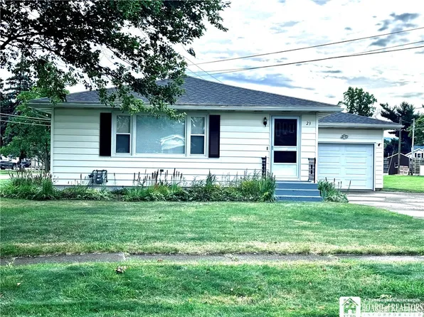 23 Pine Dr, Fredonia, NY 14063