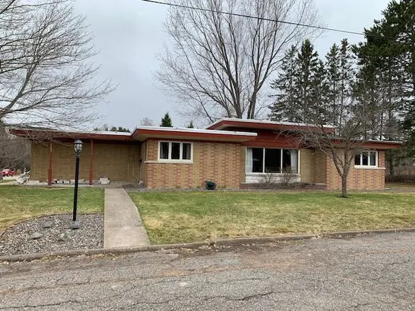 1001 W Ross St, Iron River, MI 49935