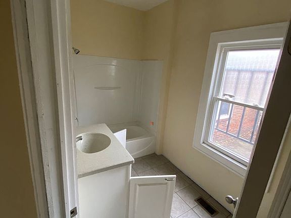 5th image of 18314 Harland Ave