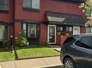 28 Locust Ct, Staten Island, NY 10309
