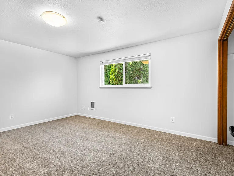 518 NE Dallas Dr — Photo 14