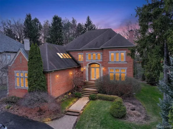 6620 Minnow Pond Dr, West Bloomfield, MI 48322