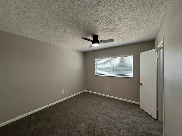 3305 Camelot Dr — Photo 9