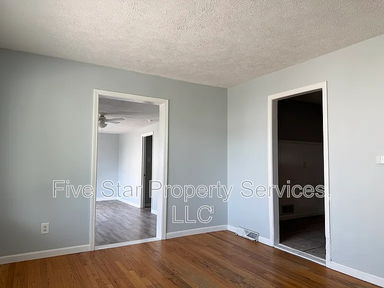 1028 W Iles Ave — Photo 3