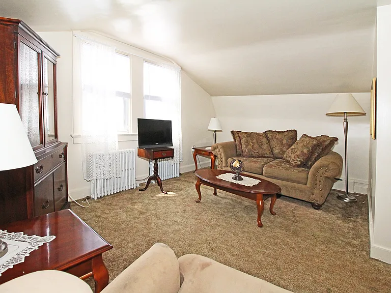 563 Aquidneck Ave — Photo 6