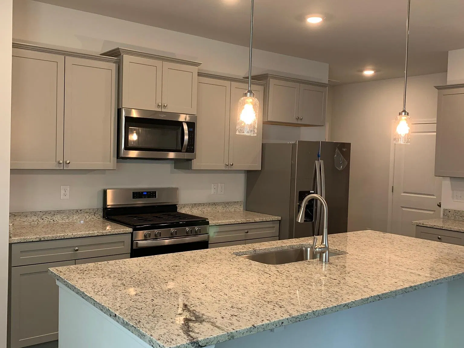 5 bed, 3.5 bath, 2800 sqft, $3,800 — Photo 4