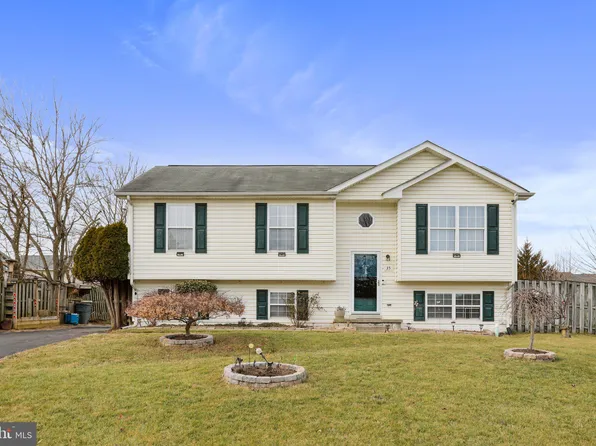 35 McGregor Dr, Ranson, WV 25438