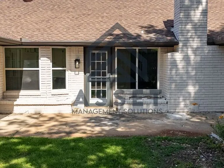 801 Cogswell Cir — Photo 32