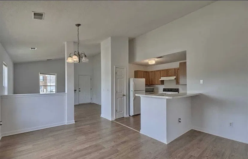 3 bed, 1305 sqft, $1,900 — Photo 3