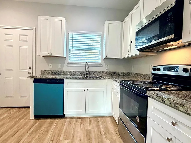 502 S Ross Sterling #B — Photo 9