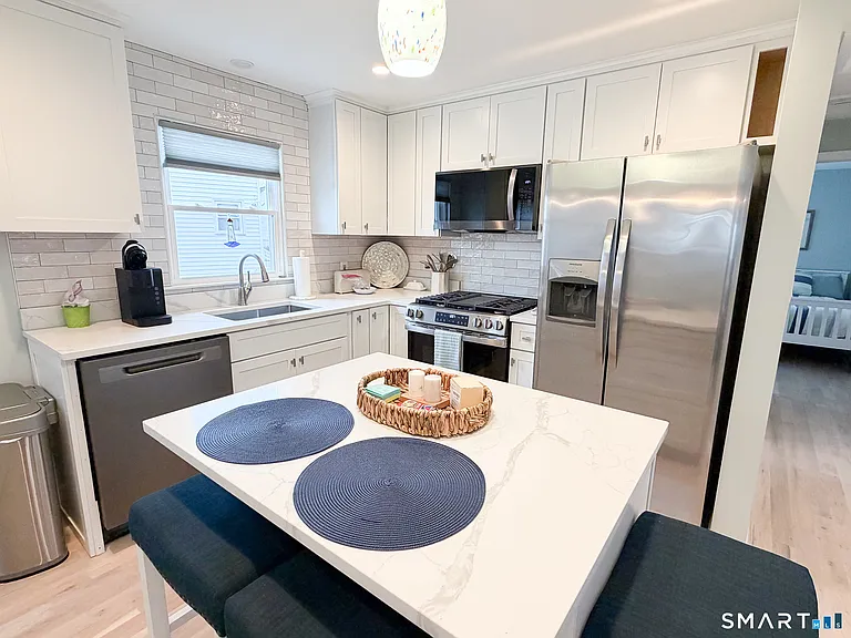 945 E Broadway — Photo 8