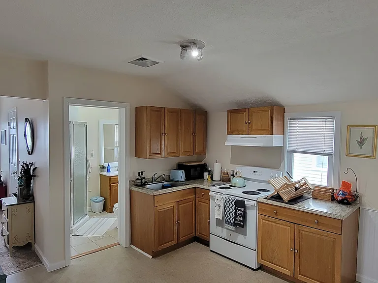 518 Midland St — Photo 4