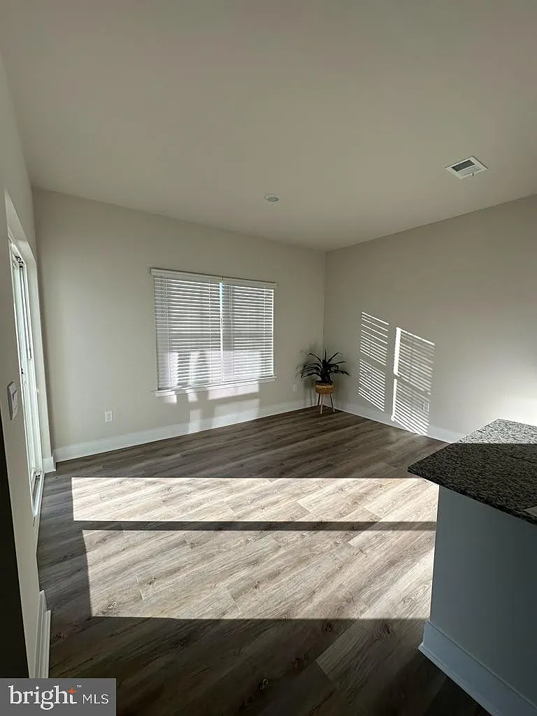 3 bed, 2.5 bath, 1637 sqft, $2,500 — Photo 3