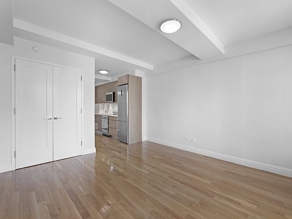 5th image of 210 W 70th St APT 916