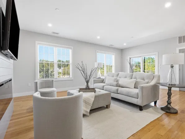 178 Robertson St Penthouse 7, Quincy, MA 02169