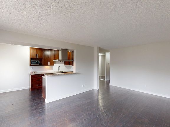 3rd image of 301D Greenview Dr NE