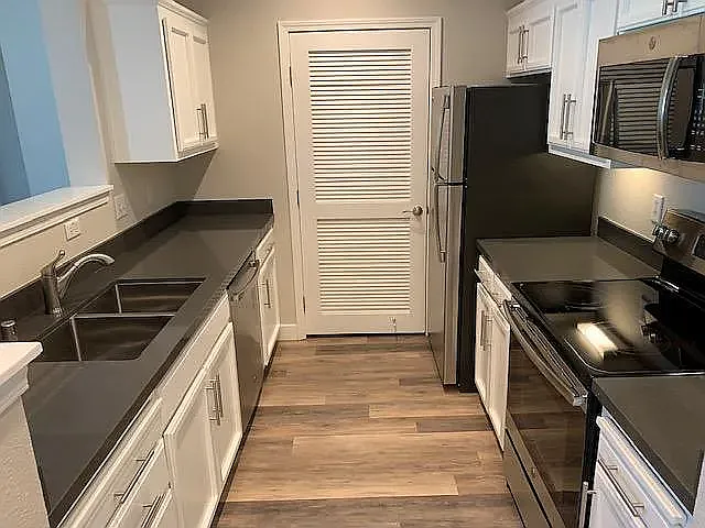 3x2 / 1240 sf - Kitchen (door to W/D)