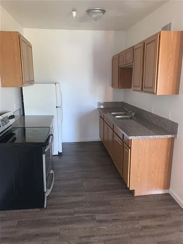 Navajo Apartments — Photo 1