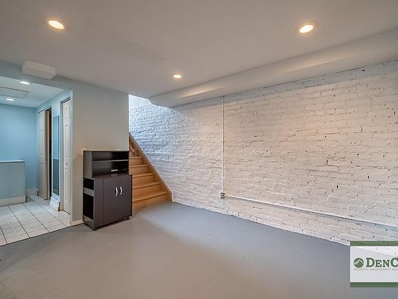 4th image of 124 S Clarkson St #2