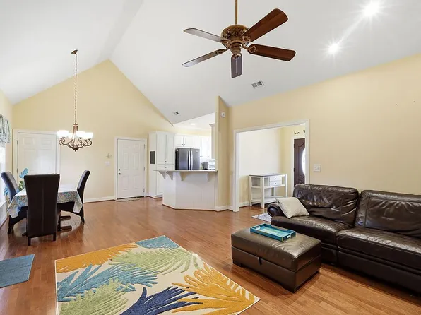 406 Neptune Dr, Cape Carteret, NC 28584