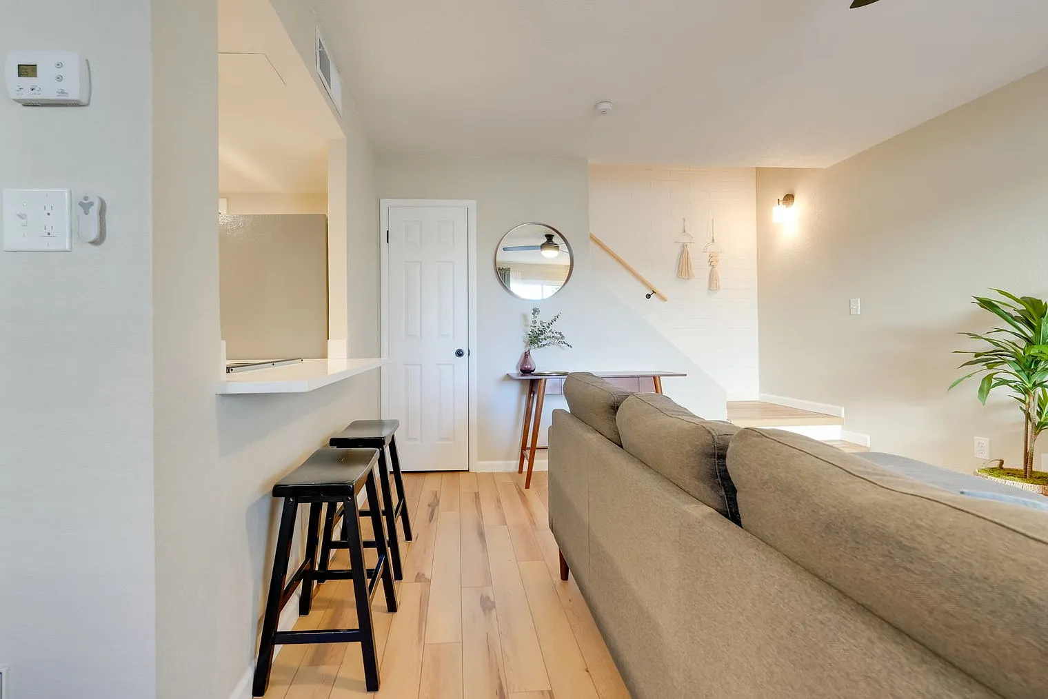 2 bed, 1.0 bath, 979 sqft, $2,161 — Photo 4