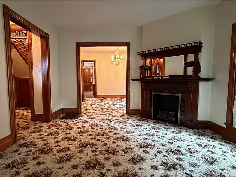 301 W Clinton St — Photo 6