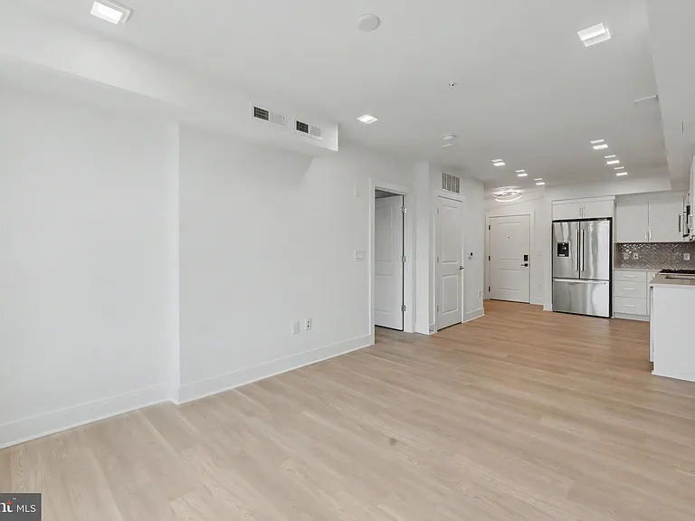 701 N Henry St #213 — Photo 33