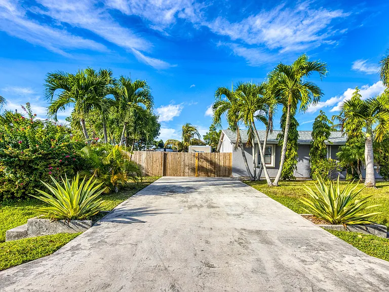 481 SW Voltair Ter — Photo 8