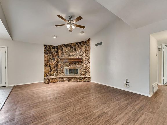 3rd image of 418 Kingston Dr