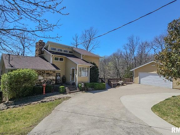 4th image of 1065 Lakeshore Dr S