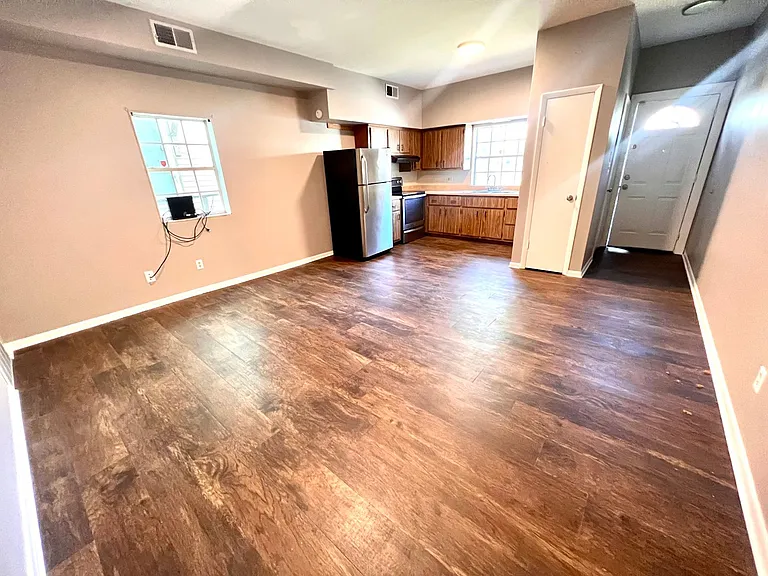 542 5th Avenue (Full Service) — Photo 2