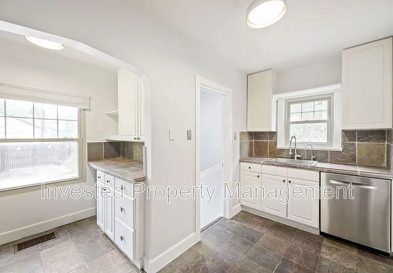1640 S Marion St — Photo 9