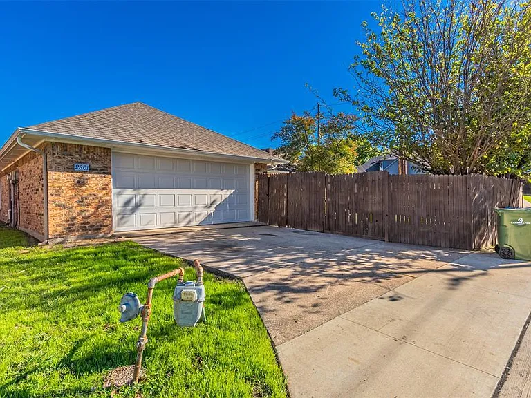 2801 Cambridgeshire Dr — Photo 39