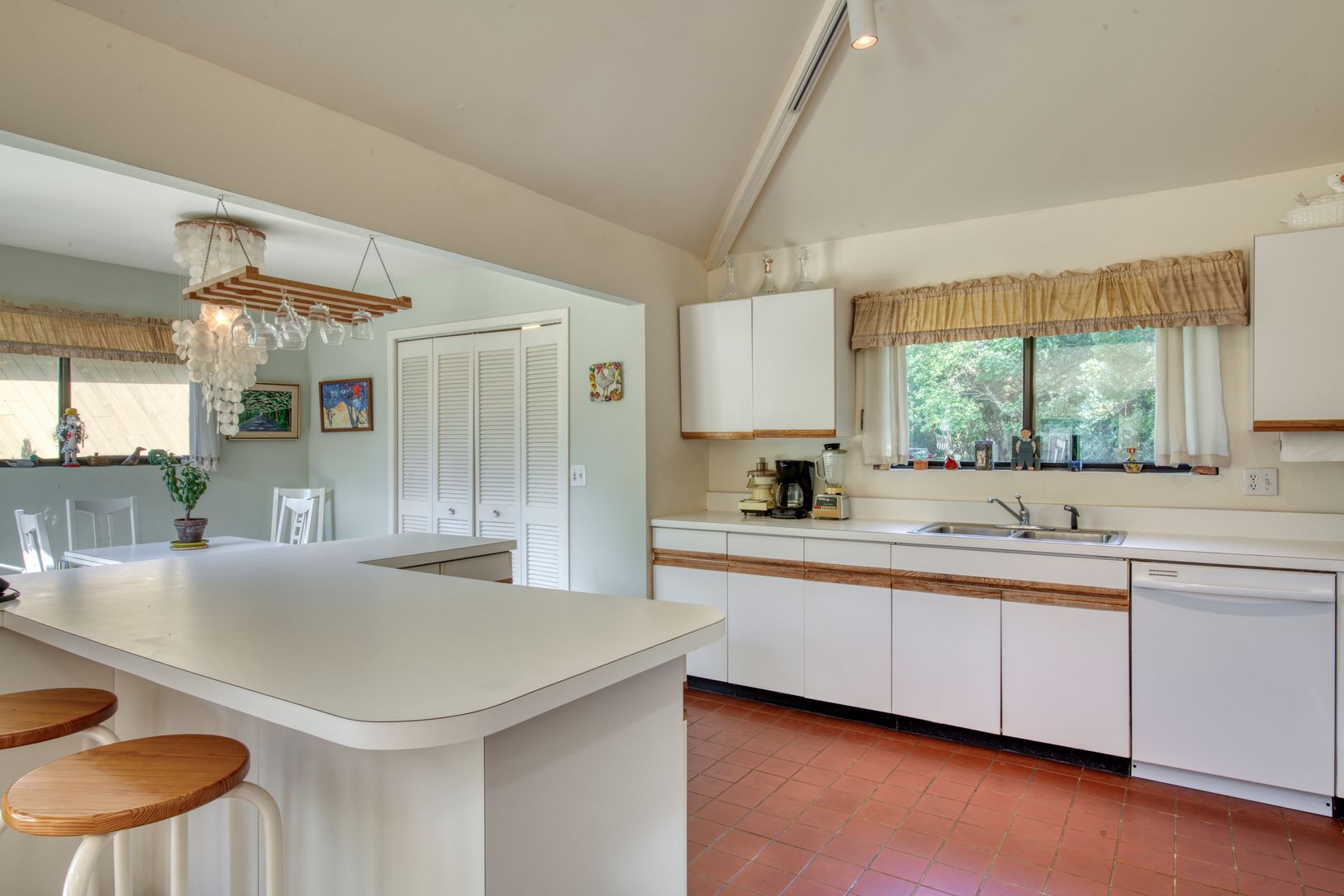  Kitchen with Breakfast Area
