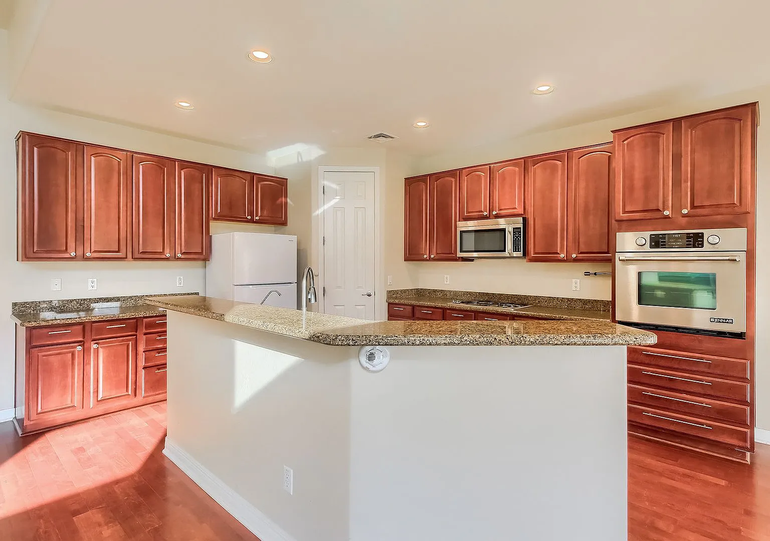 4 bedroom, 2.5 bath house with pool and putting green — Photo 4