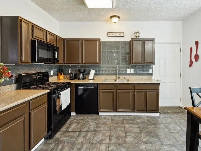 2128 Regency Dr — Photo 17