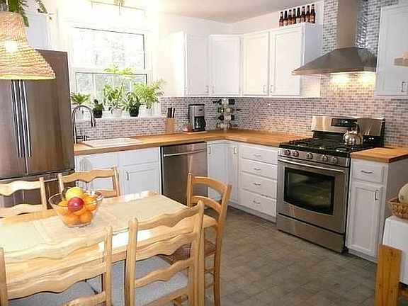 Eat-In kitchen 