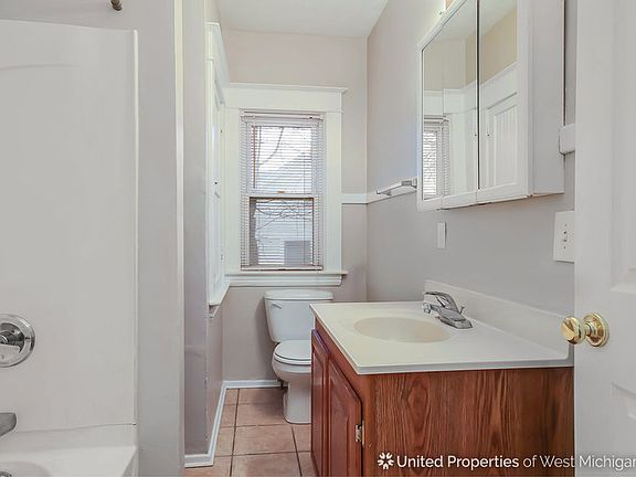 3rd image of 833 9th St NW