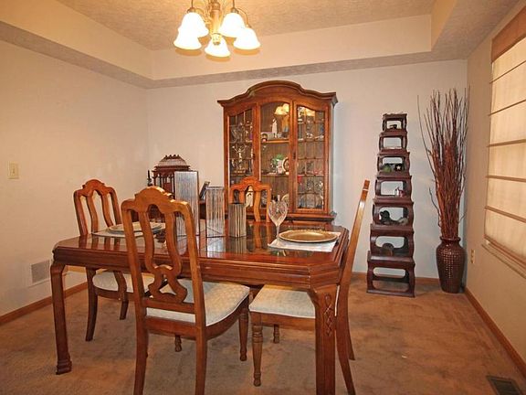 5th image of 4361 Knoll Crest Dr